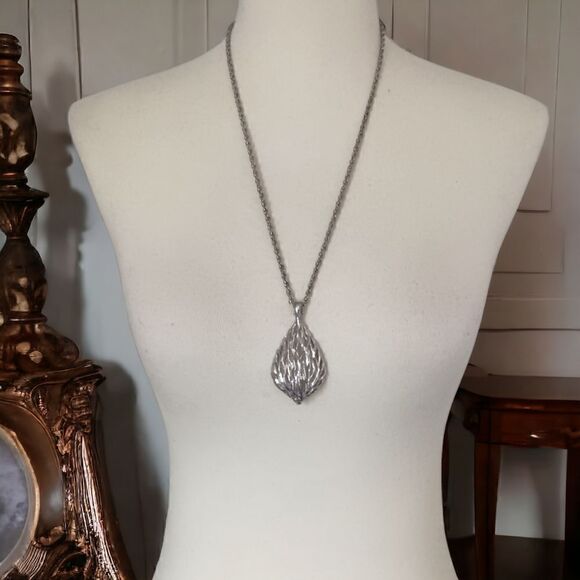 Modernist Necklace Open Work Teardrop Pendant Chunky Silver Tone Diamond Cut - Picture 8 of 16
